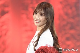 熊田曜子、ミニ丈ボトムスから美脚全開「脚が長くてびっくり」「スタイル最強」と反響 画像