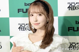 三上悠亜、ノースリーブミニワンピ姿でスラリ美脚「大人可愛い」「お人形さん並のスタイル」 画像