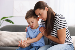 自分の高級時計は「即買い」するのに、子どもの塾代はケチる夫。「男の見栄」による経済DVで家庭が壊れるまでの顛末は