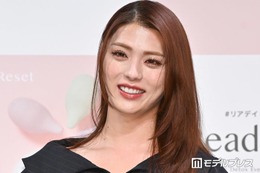 井手上漠、美デコルテ輝くオフショル姿で韓国満喫「ラインが美しすぎる」「おしゃれで似合ってる」と反響 画像