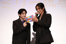 Snow Man目黒蓮＆高橋文哉、ファミリー約250人の前にサプライズ登場 憧れの家族像語る【SAKAMOTO DAYS】