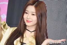 IZ*ONE出身キム・ミンジュ、美脚際立つ撮影中ショット公開「完璧な美」「脚長すぎて二度見」と反響 画像