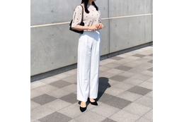 ドット柄×【ユニクロ】白パンツ。初夏に映える爽やかな着こなし【40代の毎日コーデ】