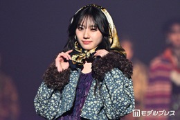 乃木坂46川崎桜、ミニスカ×ニーハイソックス衣装姿で美脚際立つ「透明感凄い」「スタイル良い」 画像