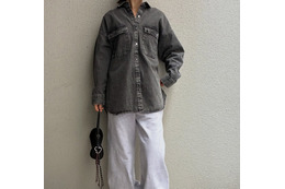 今、頼れる【デニムシャツジャケット】。グレーカラーなら、大人っぽさとカジュアル感を兼ね備えた雰囲気に【40代の毎日コーデ】 画像
