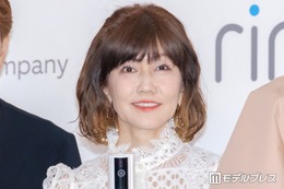 松本伊代、AKB48ミニスカ衣装から美脚スラリ「現役アイドルみたい」「似合ってて可愛すぎる」の声