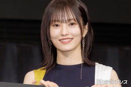 山本彩、変形ボトムスから美脚スラリ「スリットがセクシー」「さや姉にしか着こなせない衣装」と絶賛の声 画像