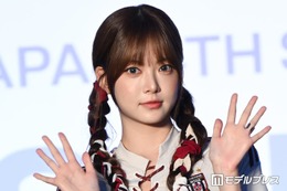 LE SSERAFIMウンチェ、ショーパンから美脚スラリのお出かけショット披露に「脚の長さ異次元」「憧れのスタイル」と反響
