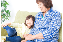 転んでしょんぼりする5歳の孫。70代の祖母が台所から持ってきた“もの”に「温かい気持ち」 画像