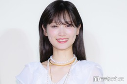 山下美月、ミニ丈ボトムスから伸びる美脚に釘付け「圧倒的な透明感」「細くて長くて綺麗すぎる」の声