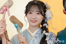 AKB48メンバー「どっちが私かはわかりません」双子妹との幼少期ショット公開「ポーズがシンクロしすぎてる」「本当にそっくり」と反響