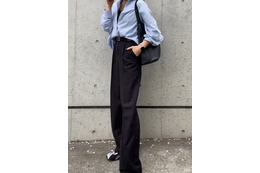ブルーシャツ×ブラックワイドパンツが大人かっこいい。きれい見えとアクティブ感を両立する着こなし術【40代の毎日コーデ】 画像
