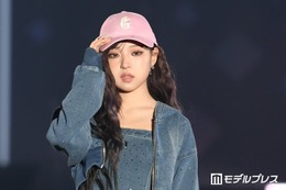 MINAMI、デニムミニワンピで美脚披露 キャップ×スニーカーでスポーティーな装い【サツコレ2026S/S】 画像