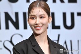 TWICEサナ、アンダーウェアチラ見せデニムコーデで圧巻美ウエスト輝く「くびれが美しすぎる」「女神」と反響続々