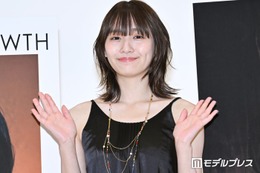 浅川梨奈、ミニスカ私服から美脚スラリ「色白で綺麗」「着こなしがおしゃれ」の声 画像