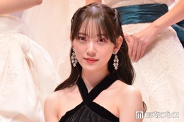 堀未央奈、ベアトップ×“超ミニ”ボトムで美脚全開「デコルテが眩しい」「お人形さんみたい」と反響