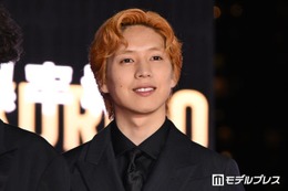 坂東龍汰、雰囲気ガラリなオレンジ髪でイベント登場 ファンの歓声に笑顔で対応【黒牢城】