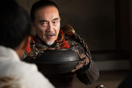 竹中直人が狂演！信長を二度も裏切った悪人・松永久秀と名器「平蜘蛛」をめぐる通説【NHK大河『豊臣兄弟！』20話】
