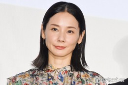 吉田羊、白タイツで美脚際立つ「個性的でおしゃれ」「着こなせるの凄い」と反響 画像