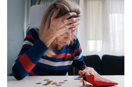 「貯蓄2700万円でも安心できない」60歳女性・夫の急死で年金が月25万円→14万円に⁉ もしも今、夫が亡くなったら「おひとりさま」でも生きていけるお金はある？