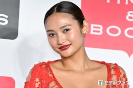 “驚異の10頭身”モデル・香川沙耶、夫とのウエディングフォト公開 純白ドレス姿に「美しすぎて言葉失う」「映画のワンシーンみたい」と反響