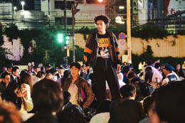 日本映画史上初のナイターロケ!?『TOKYO BURST-犯罪都市-』新宿で現金800万円ばらまき映像 画像