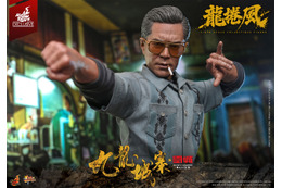 『トワイライト・ウォリアーズ』より、ルイス・クー演じる「龍兄貴」がフィギュアに！ 叉焼飯などアクセサリーも充実