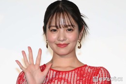 横田真悠、膝丈オールインワン衣装から美脚スラリ「スタイルレベチ」「綺麗で格好良くて憧れ」の声 画像