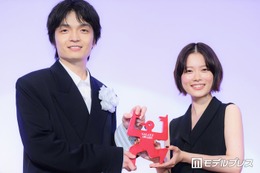 岡山天音、杉咲花サプライズ登場に照れ笑い 次回共演にも言及「恋人にはなれない？」【第63回ギャラクシー賞】