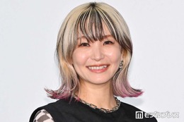 LiSA、美脚際立つミニワンピショット公開「スタイル良すぎ」「片足だけ網ソックスのセンス最高」と反響