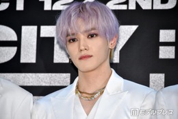 NCT 127テヨン、派手衣装で地下鉄乗る姿公開「変装もしないで目立ちすぎてる」「オーラを感じる」の声 画像
