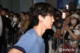 安達祐人、原宿に颯爽と現れる シンプルTシャツ姿で魅力全開