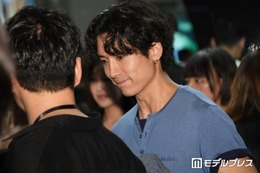 「日プ新世界」トレーナーで話題・安達祐人、原宿に颯爽と現れる シンプルTシャツ姿で魅力全開