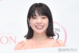 岸井ゆきの、胸元ざっくりベアトップドレス姿「肌の透明感がすごい」「デコルテラインが美しい」と反響