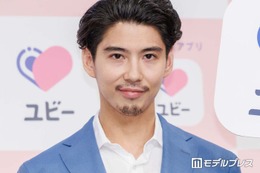 賀来賢人「子供に無理矢理作らされ」「よく分からないラインナップ」シール帳公開 バッグの中身に「賀来パパ萌える」「尊い」の声