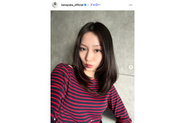 元AKB48メンバー、ミニスカからほっそり美脚披露「脚の長さ異次元」「眩しすぎる」と反響