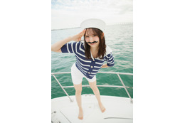日向坂46藤嶌果歩、マリンルック＆付け髭で船長に 1st写真集先行カット第5弾解禁