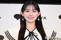 乃木坂46川崎桜、ミニ丈トップスから美ウエストチラ見せ 紫陽花に囲まれたショット公開「破壊力すごい」「小顔も際立ってる」と反響 画像