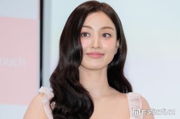 TWICEジヒョ、美くびれ際立つ衣装×スモーキーグリーンのアイメイク姿披露「鍛えられてて綺麗」「クールビューティー」