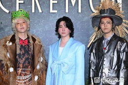 ミセス「CEREMONY」1日目の衣装はオズの魔法使いモチーフ グリーンカーペットで異彩放つ【Mrs. GREEN APPLE presents「CEREMONY」】 画像