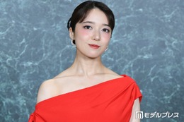 上白石萌音、ワンショルダードレスで美デコルテ際立つ ほっぺハートも照れながら披露【Mrs. GREEN APPLE presents「CEREMONY」】