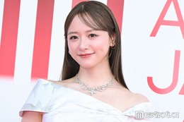 【MAJ2026】森香澄、美デコルテ際立つ純白ワンショルダードレス「Premiere Ceremony」から雰囲気ガラリ