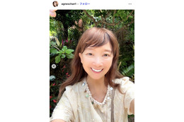 有名歌手、美脚ライン際立つ散歩コーデ公開「スタイル抜群」「美しいプロポーション」と反響