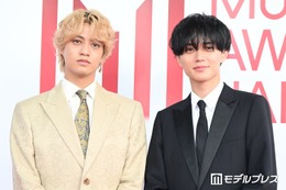 【MAJ2026】King ＆ Prince、メンカラ思わせる対照的なスーツ姿 レカペで歓声にも応える 画像