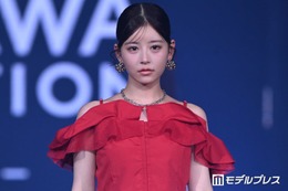 FRUITS ZIPPER月足天音、メンカラオフショルで登場 キュートな着こなし披露【オキコレ2026】