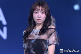FRUITS ZIPPER櫻井優衣、透け感コーデでオーラ全開 笑顔封印ランウェイに釘付け【オキコレ2026】