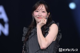 FRUITS ZIPPER真中まな、ミニ丈ワンピで華やかオーラ放つ「頭身すごい」「綺麗なお姉様」と絶賛の声【オキコレ2026】