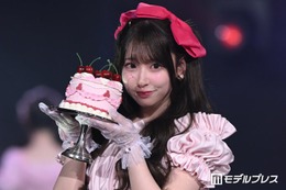 CUTIE STREET桜庭遥花、リボン映える甘めガーリー ケーキ手に愛らしさ溢れる表情【オキコレ2026】