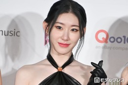 ITZYチェリョン、胸元開放のチューブトップ姿公開「色気と上品さのバランスが神」「赤が似合いすぎる」と絶賛の声