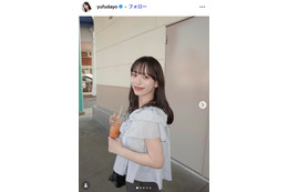 サッカー日本代表 上田綺世選手の妻・由布菜月「初めての父の日」0歳長女のユニフォーム姿＆父親のアクスタ握る様子公開「パパの背番号だ」「パワーが届いてる」の声
